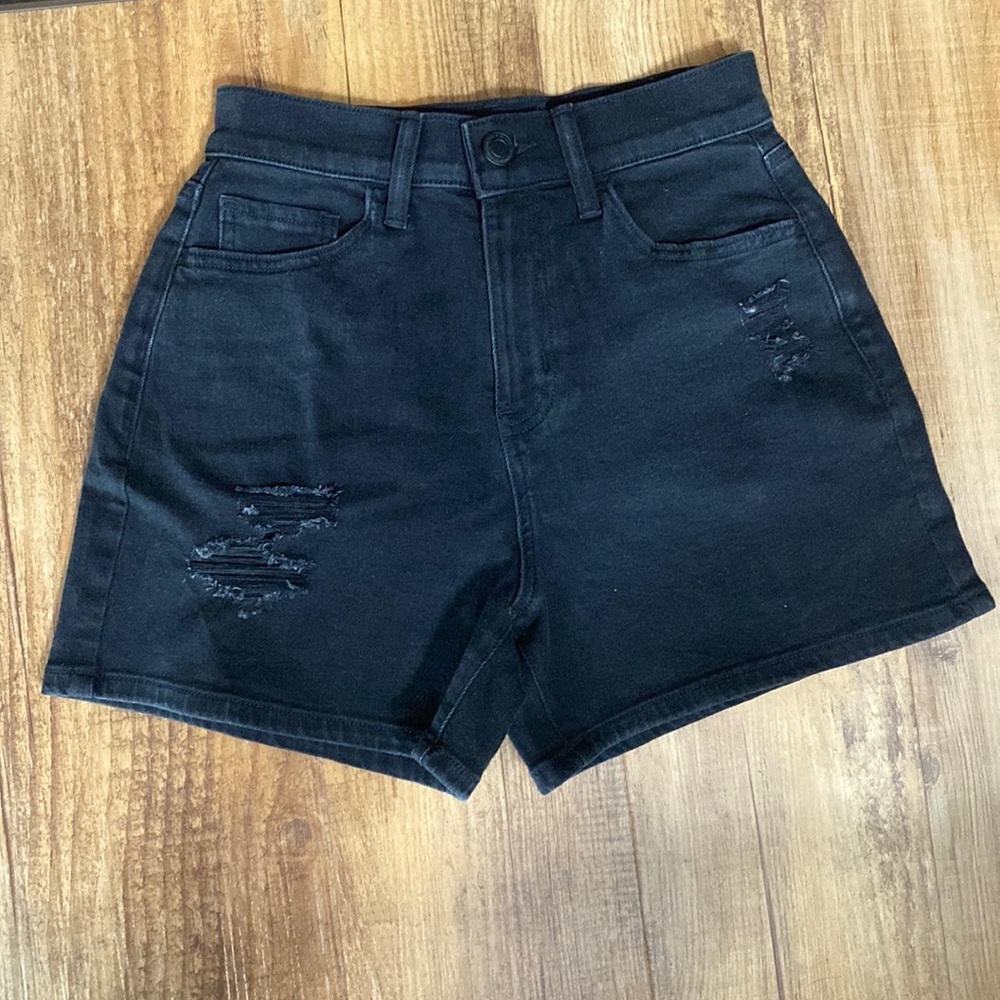 So black high rise boyfriend midi distressed jean shorts size 3/26
